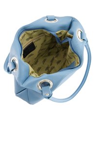 Lichtblauwe leren handtas met een gestructureerde afwerking, zilveren hardware en een ruime, patrooninterieur. Voorzien van twee handvatten en zachte randen.