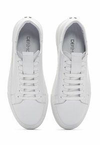 White sneakers with a smooth leather exterior, flat lace-up design, and a rubber sole. Features a minimalistic look with no patterns or logos.