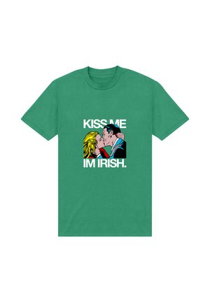 Zielona bawełniana koszulka z grafiką przedstawiającą dwoje całujących się ludzi. Napis "KISS ME I'M IRISH" wytłuszczonymi białymi literami.