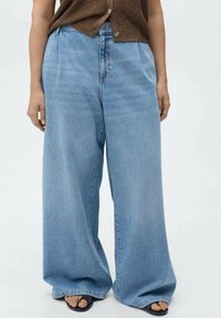 Weite, hellblaue Jeans aus Denim mit hoher Taille und lockerer Passform. Schlichte Nähte und eine lässige Silhouette.