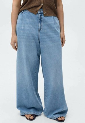 Wide-leg light blue jeans made of denim, featuring a high waist and a loose fit. Simple stitching and a relaxed silhouette.