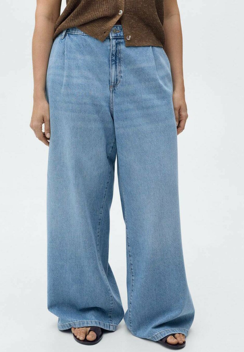 Weite, hellblaue Jeans aus Denim mit hoher Taille und lockerer Passform. Schlichte Nähte und eine lässige Silhouette.