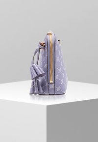 Fioletowa skórzana torebka z kwiatowym wzorem, z złotym zamkiem błyskawicznym i ozdobą frędzla. Kompaktowy, trójkątny kształt z teksturowanym wykończeniem.