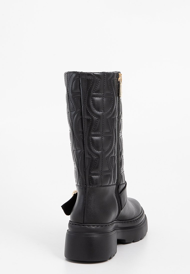 Schwarze knöchelhigh Stiefel aus strukturiertem Leder mit einem gesteppten Muster, runder Zehenform, klobiger Sohle und goldfarbener Reißverschlussakzent.
