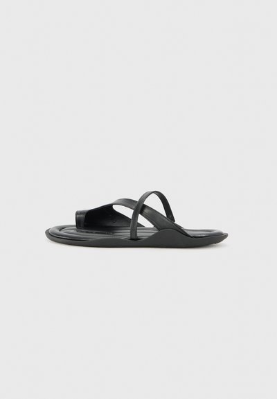 Chancla negra con un diseño elegante, dos correas estrechas y una suela contorneada. Fabricada con material suave y con una forma minimalista.