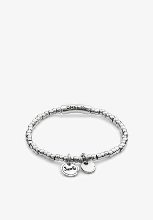 Pulsera de plata con diseño de cuentas, que incluye dos charms: uno grabado con "Suerto" y un charm redondo liso. Marcada con "UNO de 50."