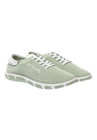 Baskets en maille respirante vert clair avec des lacets et des finitions blanches, dotées d'une semelle texturée avec des noms de villes et d'un design flexible.