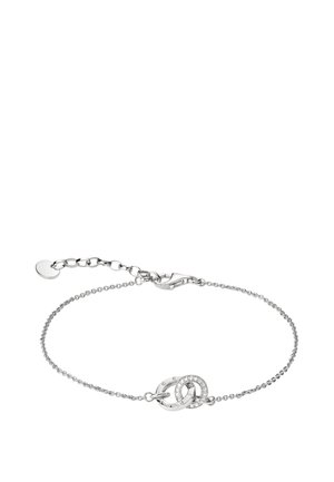 Zilveren kettingarmband met twee in elkaar grijpende ringen, één effen en één bezet met kleine heldere steentjes, en een karabijnsluiting.