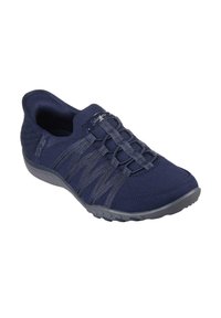 Scarpa slip-on in tessuto blu navy con parte superiore testurizzata e lacci elastici, dotata di suola imbottita e design leggero per il massimo comfort.