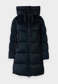 Czarna puchowa kurtka w kratę z wysokim kołnierzem, przednim zamkiem i regulowanym kapturem. Pikowana tekstura z bocznymi kieszeniami.