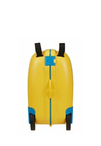 Valise rigide jaune avec accents bleus, roues noires et deux bretelles noires, vue de dos.