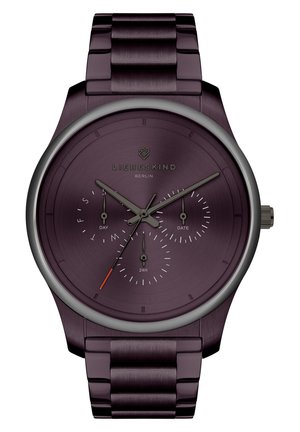 Lilla rustfrit stål ur med mat finish, tre subskiver til dag, dato og 24-timers tid, samt sølvdetaljer på bezellet.