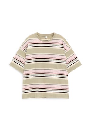 T-shirt beige oversize à manches courtes avec rayures horizontales en rose, noir, blanc et beige, col rond, posé à plat sur fond blanc.
