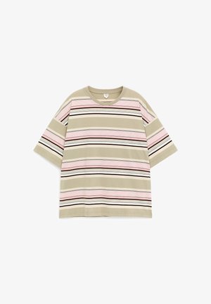 T-shirt beige oversize à manches courtes avec rayures horizontales en rose, noir, blanc et beige, col rond, posé à plat sur fond blanc.