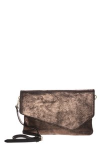 Metallinen pronssinvärinen clutch-laukku, jossa on teksturoitu pinta, taittuminen ja irrotettava musta rannetuki. Ominaisuuksiin kuuluu yksinkertaisia metallikuvioita.