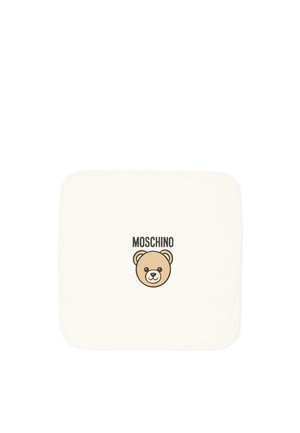 Objet carré blanc aux coins arrondis avec un visage d'ours en peluche centré et le nom de la marque Moschino au-dessus.