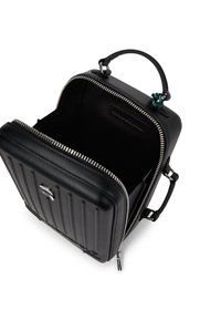 Czarna prostokątna torebka na ramię z górnym uchwytem i srebrnym zamkiem, pokazana otwarta z pustym wnętrzem i pionowym pikowaniem z przodu.