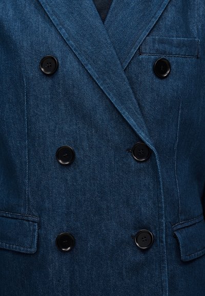 Σκούρο μπλε διπλόκουμπο σακάκι από τζιν με μαύρα κουμπιά, πέτο με εγκοπές και εμπρόσθιες τσέπες με καπάκι.