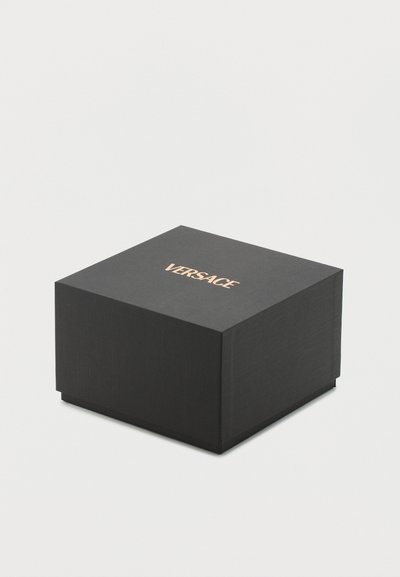 Juodas kvadratinis Versace dėžutė su aukso logotipu centre viršuje, uždaryta, rodoma ant paprasto šviesaus fono.