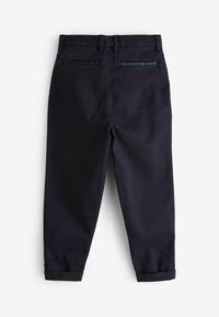 Temno mornarske chinos hlače s prilagojenim krojem, zavihki na hlačnicah in zadnjim žepom, ki nosi oznako "BAKER BY TED BAKER" v modri barvi. Lahkoten material.
