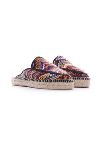 Scarpe slip-on colorate intrecciate con una tomaia in tessuto texture, presentano una suola in corda di juta e un bordo nero a contrasto attorno ai lati.