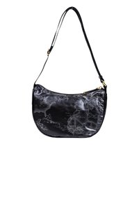 Bolso negro de hombro con correa ajustable, que presenta un sutil estampado de mapa mundial en tonos grises, y una cremallera superior con herrajes dorados.