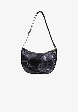 Borsa a spalla nera con tracolla regolabile, che mostra una stampa del mappamondo discreta in tonalità di grigio, e una zip superiore con inserti in oro.