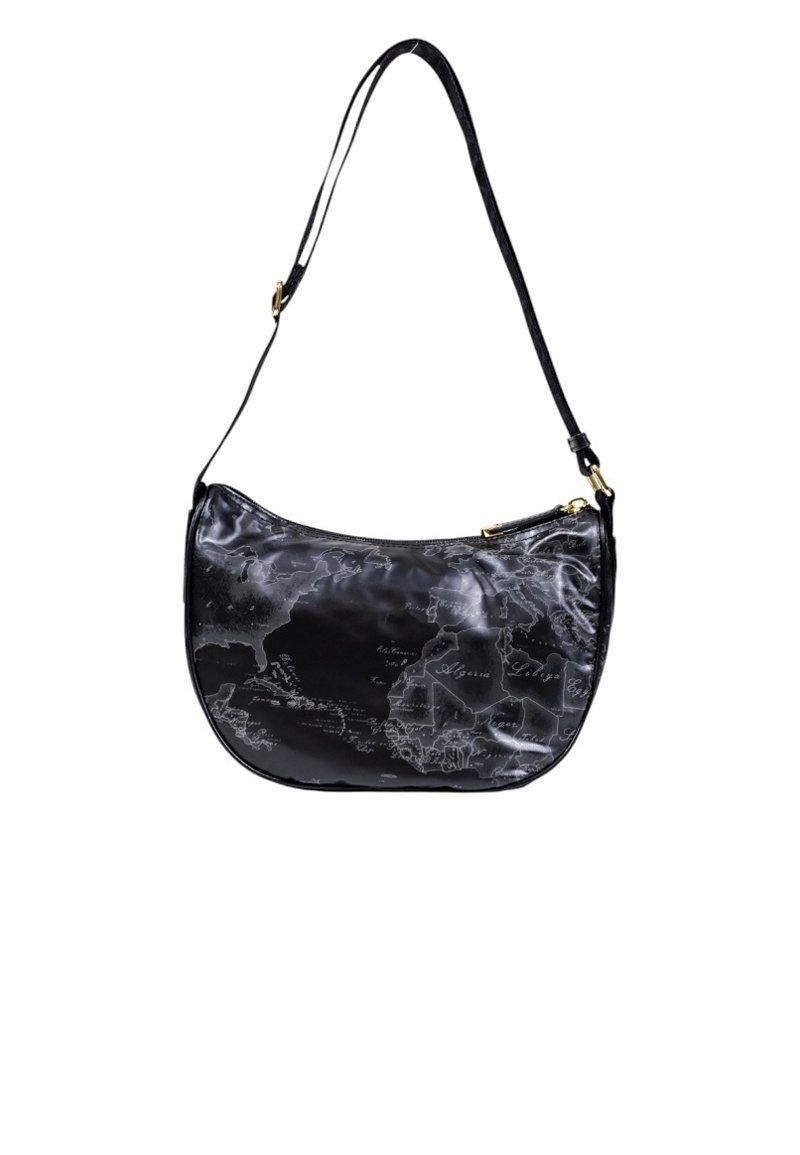 Bolso negro de hombro con correa ajustable, que presenta un sutil estampado de mapa mundial en tonos grises, y una cremallera superior con herrajes dorados.