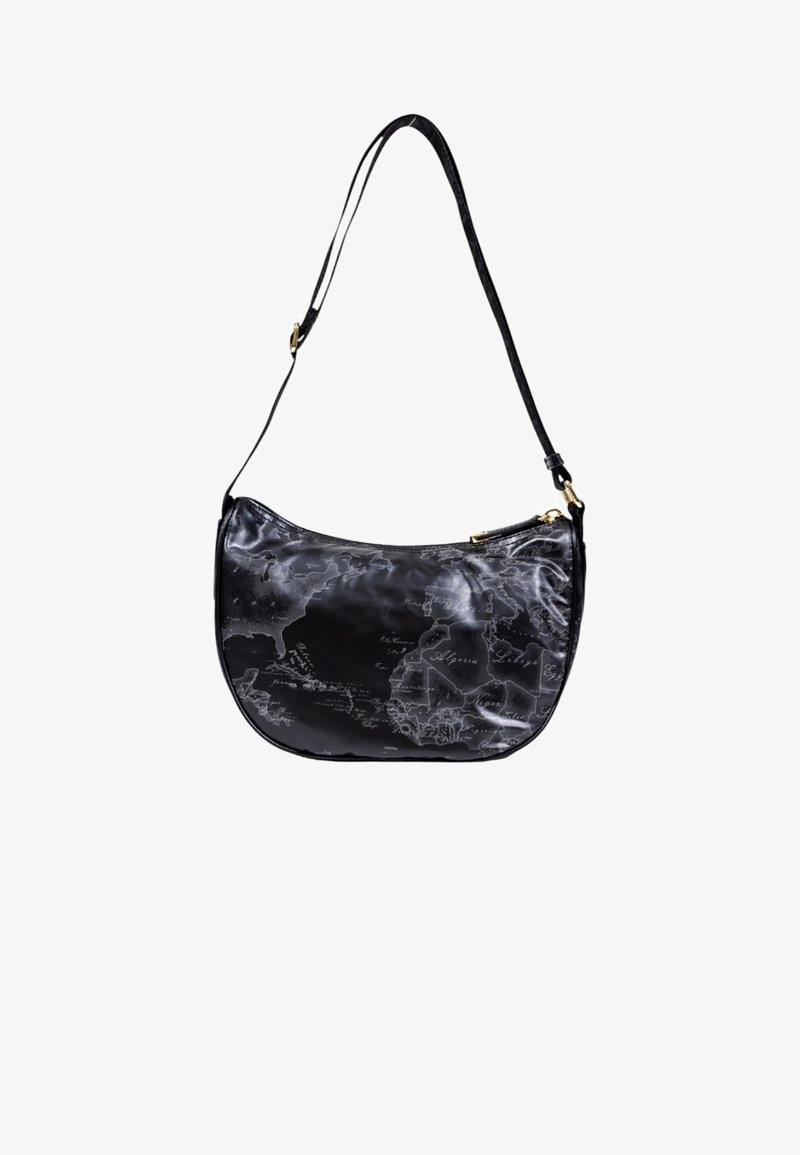 Bolso negro de hombro con correa ajustable, que presenta un sutil estampado de mapa mundial en tonos grises, y una cremallera superior con herrajes dorados.