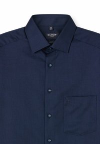 Marineblauwe button-up shirt van gestructureerde stof, met een klassieke kraag, een borstzak en donkere knopen met een klein logo-detail.