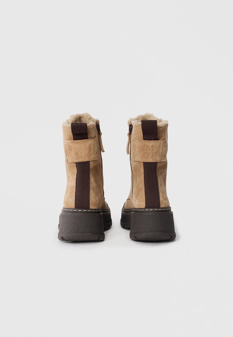 Bottines femme beige en suédine à talon carré chic et bout pointu