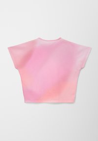 Roze crop-top met een relaxte pasvorm, met een gradientontwerp dat overgaat van licht naar donkerder roze, met een gladde textuur.