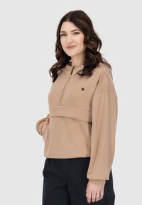 Felpa con cappuccio beige con design a metà zip, polsini a coste e dettaglio a fascia orizzontale in vita. Tessuto dalla texture liscia.