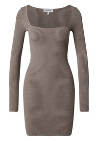 Taupe ribbad stickad långärmad klänning med en figurnära silhuett och fyrkantig halsringning.