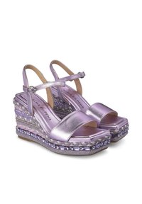Paarse metallic wedge sandalen met verstelbare banden, vierkante neus en een textuur platform met gevlochten en juweelaccenten.