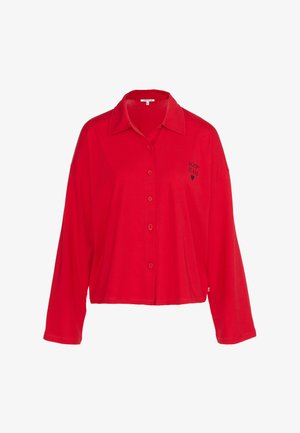 Červená košile s dlouhým rukávem, vyrobená z měkké tkaniny, s límcem a vyšitým logem na prsou, s uvolněným střihem a zakřiveným lemem.