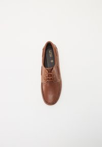 Zapato de cuero marrón con detalles de costura, diseño de cordones, puntera redondeada y suela plana. La plantilla presenta la marca "bugatti". Talla 42.