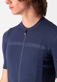 Marineblaues Radtrikot mit kurzen Ärmeln, Reißverschluss vorne und gewebter Textur. Verfügt über ein horizontales Streifenmuster und einen kleinen roten Akzent.