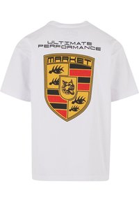 Hvid bomuld t-shirt med et stort gult og sort skjoldgrafik på ryggen, der viser et ulvebillede og teksten "ULTIMATE PERFORMANCE MARKET."