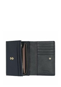 Cartera de piel azul marino con acabado texturizado, herrajes dorados, bolsillo con cremallera interior, múltiples ranuras para tarjetas y cierre a presión.
