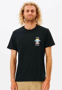 Zwarte katoenen t-shirt met een kleurrijk grafisch ontwerp op de linkerborst en de tekst "RIP CURL". Klassieke ronde hals en korte mouwen.