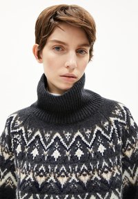 Strickpullover in Dunkelgrau mit hohem Kragen. Verfügt über ein geometrisches Muster in Weiß und Beige, mit einer strukturierten, gemütlichen Oberfläche.