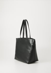 Svart skinn tote bag med to solide skulderstropper, strukturert form, glatt tekstur og minimalistisk design, uten eksterne dekorasjoner.