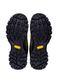 Semelle en caoutchouc noir avec des profondeurs de crampons, arborant un accent jaune vif. Surface texturée pour l'adhérence, avec des motifs distincts sur la semelle.