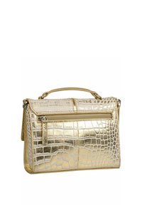 Bolso de mano de imitación piel dorada con un patrón de cocodrilo, que cuenta con un asa superior y un bolsillo con cremallera en el frente. Forma rectangular estructurada.