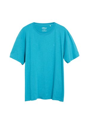 Niebieski T-shirt z krótkim rękawem i okrągłym dekoltem z małym logo na lewej piersi, przedstawiony na jednolitym białym tle.