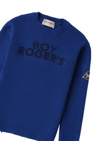 Blauwe geribbelde trui van gebreid materiaal. Heeft een ronde halslijn, een zwarte opdruk van het logo "ROY ROGER'S" en een driehoekige patch op de mouw.