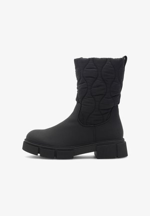 Schwarze Stiefeletten mit gesteppter Oberseite, Gummisohle und stabilem Blockabsatz. Verfügen über eine glatte Textur und ein Design mit abgerundeter Spitze.