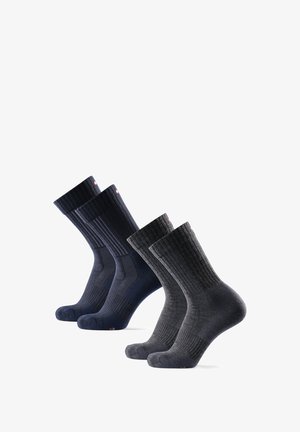 Tre paia di calze corte, caratterizzate da colori blu navy scuro e grigio carbone, texture a coste, talloni rinforzati e dettagli logati discreti.