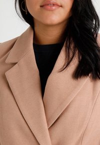 Vero Moda Curve Abrigo clásico - beige